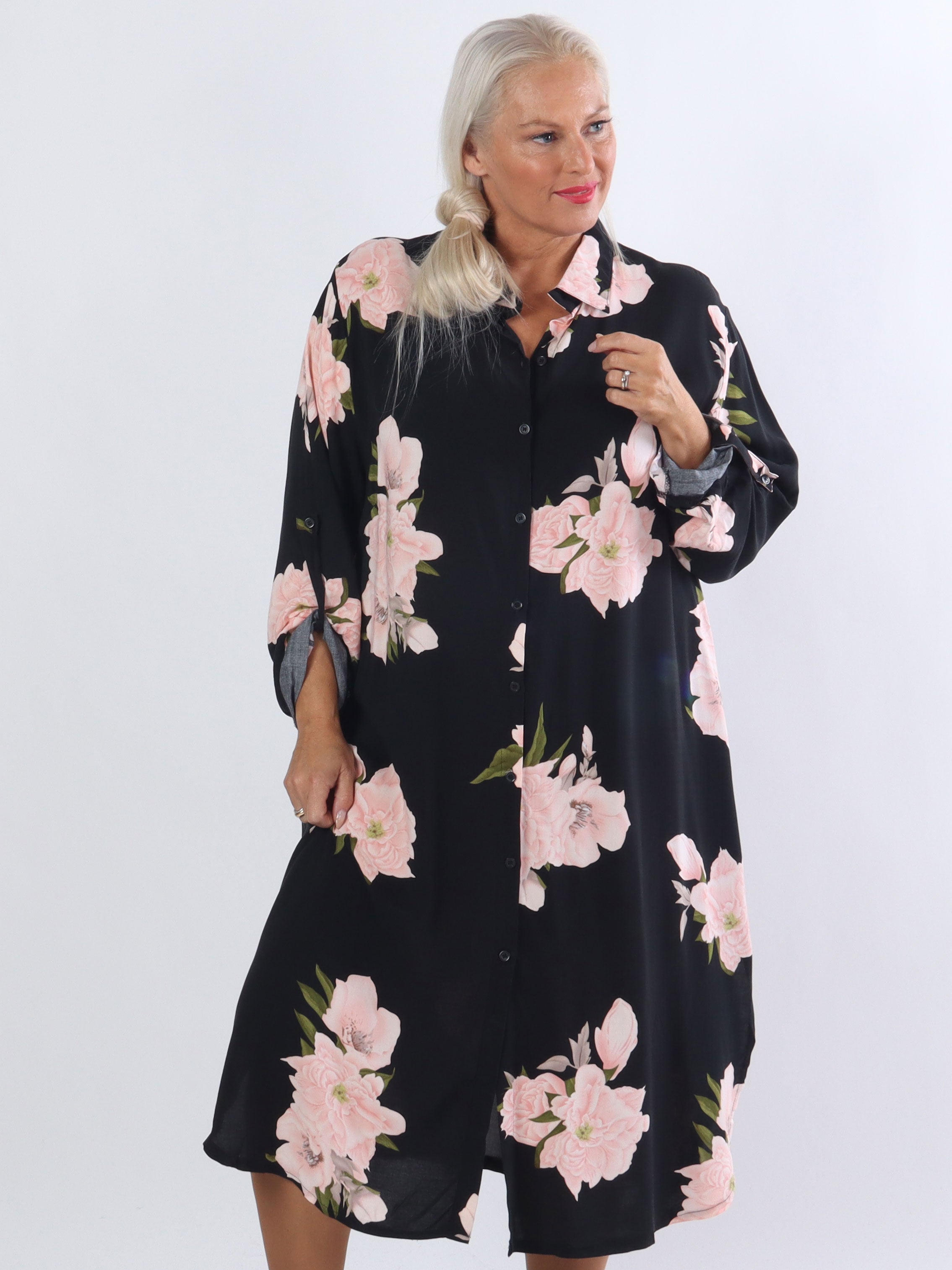 Maida - Sort plus size skjortekjole med blomster